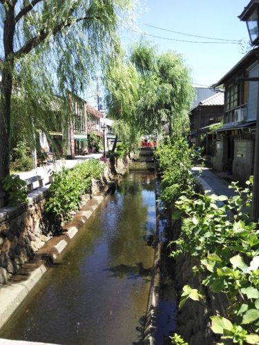 停泊する黒船から、下田条約が締結されることになる了仙寺まで、ペリーが毎日歩いて交渉に向かったというペリーロード